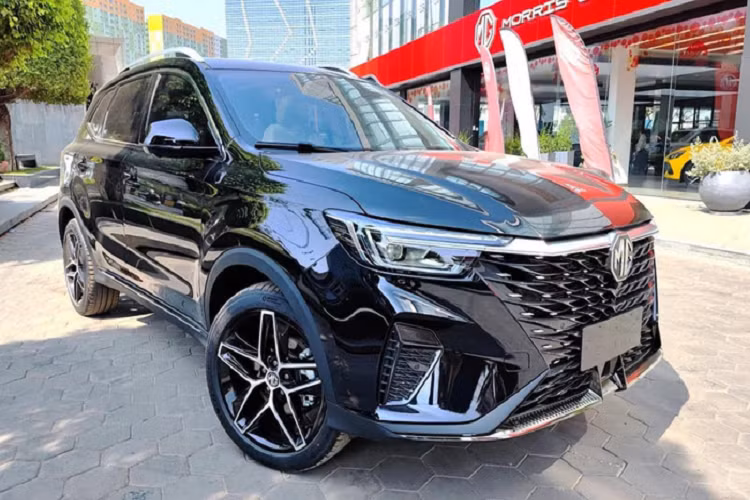 Xe có bảng đồng hồ kỹ thuật số 12,3 inch, màn hình cảm ứng trung tâm 14,1 inch nằm dọc, hỗ trợ Apple CarPlay/Android Auto, hệ thống định vị vệ tinh GPS, chìa khóa thông minh, khởi động nút bấm, phanh tay điện tử, tự động giữ phanh tạm thời, sạc điện thoại không dây, điều hòa tự động, cửa gió dành cho hàng ghế sau và cửa sổ trời toàn cảnh Panorama.