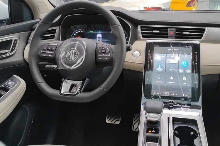 Hiện trang bị của MG RX5 ở Việt Nam vẫn chưa được hé lộ. Trong khi đó, ở thị trường nước ngoài, xe được trang bị lưới tản nhiệt 3D cỡ lớn, kéo dài đến hết cản trước, đèn pha LED, đèn LED định vị ban ngày, vành la-zăng với đường kính từ 18 - 19 inch, đèn hậu LED, cánh gió mui dạng tai mèo, tích hợp đèn phanh trên cao và 2 đầu ống xả giả mạ crôm.