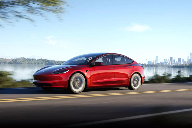 Phần đuôi xe điện Tesla Model 3 2024 nâng cấp cũng cản va kiểu mới giúp xe thể thao hơn và đèn hậu hình chữ C mới. Người mua cũng sẽ có thêm một số lựa chọn mới về màu sơn thân xe, bao gồm xám Stealth Grey và đỏ Ultra Red.