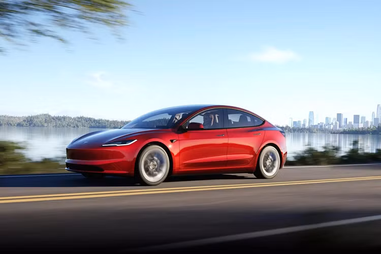 Phần đuôi xe điện Tesla Model 3 2024 nâng cấp cũng cản va kiểu mới giúp xe thể thao hơn và đèn hậu hình chữ C mới. Người mua cũng sẽ có thêm một số lựa chọn mới về màu sơn thân xe, bao gồm xám Stealth Grey và đỏ Ultra Red.