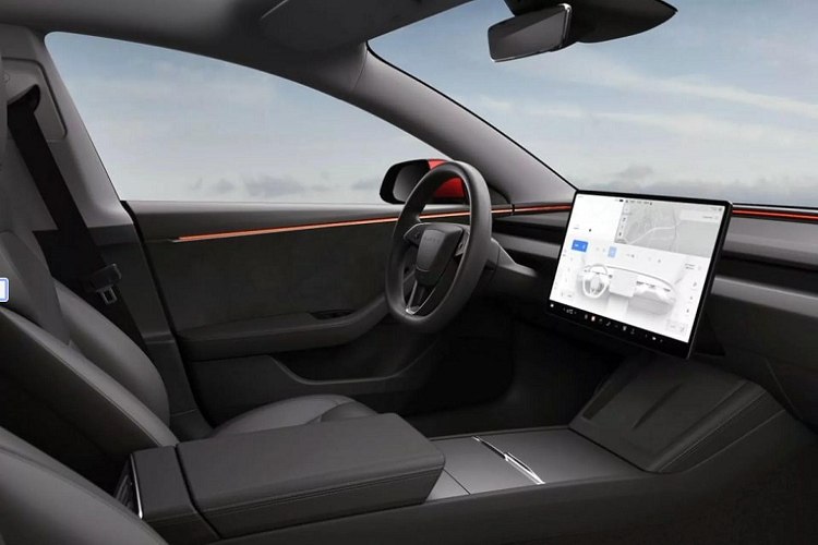 Màn hình 15,4 inch ở phía trước và màn hình 8 inch mới cho hành khách ngồi phía sau. Loại thứ hai có thể được sử dụng để điều khiển hệ thống điều hòa và giải trí. Những điểm nổi bật khác bao gồm bộ sạc điện thoại thông minh không dây kép và hệ thống đèn xung quanh có thể điều chỉnh được.