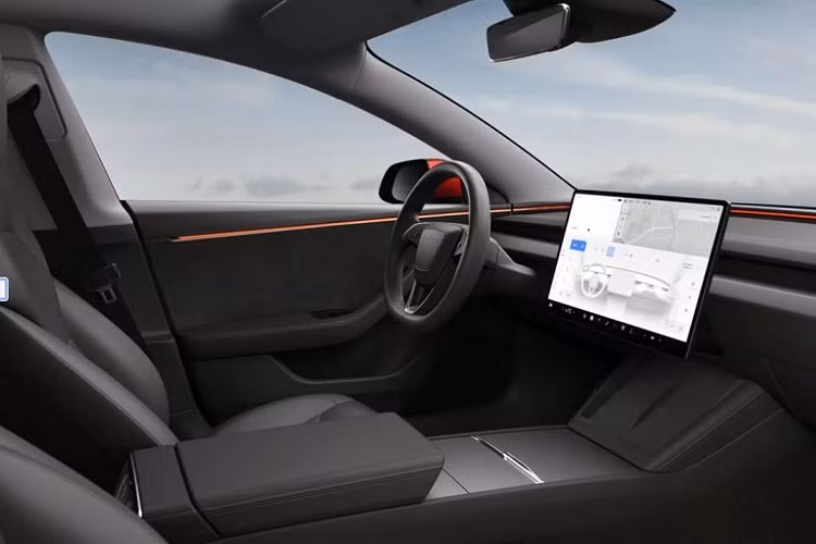 Màn hình 15,4 inch ở phía trước và màn hình 8 inch mới cho hành khách ngồi phía sau. Loại thứ hai có thể được sử dụng để điều khiển hệ thống điều hòa và giải trí. Những điểm nổi bật khác bao gồm bộ sạc điện thoại thông minh không dây kép và hệ thống đèn xung quanh có thể điều chỉnh được.