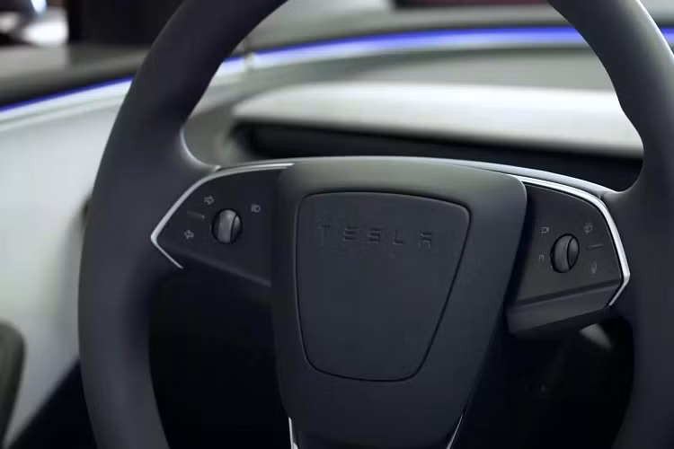 Model 3 2024 bản mô-tơ đơn dẫn động cầu sau có thể tăng tốc 0-100 km/h trong 6,1 giây và đi được tối đa 513 km trong một lần sạc theo cách tính của WLTP. Bản mô-tơ kép dẫn động 4 bánh cải thiện khả năng bứt tốc đến 100 km/h còn 4,4 giây và có phạm vi WLTP lên tới 629 km.