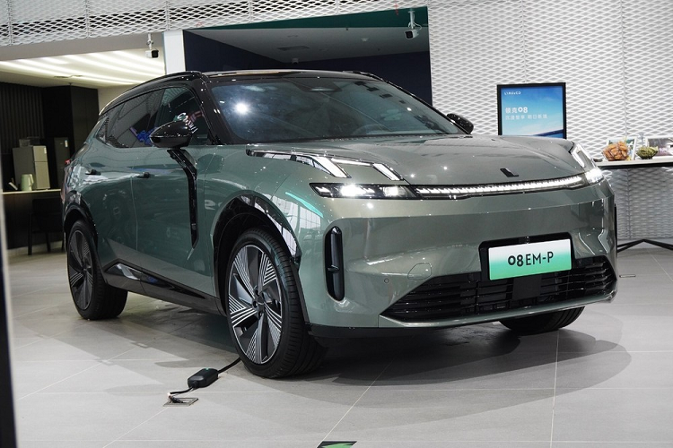 Mới đây, thương hiệu Lynk &amp; Co của tập đoàn Geely đã chính thức mở bán mẫu xe mới 08 ở thị trường Trung Quốc. Giá xe Lynk &amp; Co 08 2023 sẽ dao động từ 218.000 - 278.000 Nhân dân tệ (khoảng 720 - 918 triệu đồng). Dự kiến, đến tháng 9 năm nay, Lynk &amp; Co 08 mới chính thức được bán ra tại Trung Quốc.