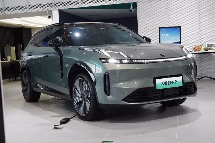 Mới đây, thương hiệu Lynk &amp; Co của tập đoàn Geely đã chính thức mở bán mẫu xe mới 08 ở thị trường Trung Quốc. Giá xe Lynk &amp; Co 08 2023 sẽ dao động từ 218.000 - 278.000 Nhân dân tệ (khoảng 720 - 918 triệu đồng). Dự kiến, đến tháng 9 năm nay, Lynk &amp; Co 08 mới chính thức được bán ra tại Trung Quốc.