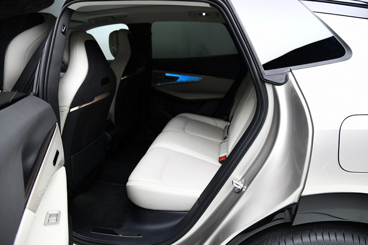 Đằng sau, xe được trang bị cụm đèn hậu có thiết kế xuyên suốt và kéo dài sang hai bên sườn. Bên trong đèn hậu còn có tạo hình giống với dãy đèn tích hợp vào lưới tản nhiệt. Thêm vào đó là dải đèn nằm dọc ở hai góc đuôi xe và cản sau sơn màu đen bóng, tích hợp bộ khuếch tán gió thể thao.