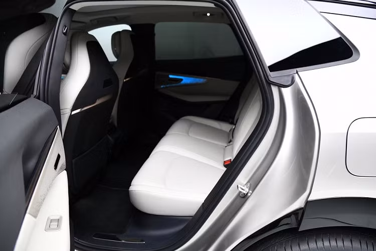 Đằng sau, xe được trang bị cụm đèn hậu có thiết kế xuyên suốt và kéo dài sang hai bên sườn. Bên trong đèn hậu còn có tạo hình giống với dãy đèn tích hợp vào lưới tản nhiệt. Thêm vào đó là dải đèn nằm dọc ở hai góc đuôi xe và cản sau sơn màu đen bóng, tích hợp bộ khuếch tán gió thể thao.