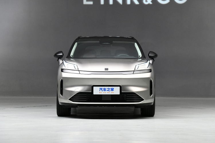 Chưa dừng ở đó, mẫu SUV Trung Quốc này còn đi kèm hệ thống Lynh Flyme Auto, mang đến hệ sinh thái ứng dụng dồi dào, cửa sổ trời toàn cảnh, hệ thống âm thanh Harman Kardon 23 loa với 4 chế độ giả lập, sạc điện thoại cắm dây 60W và sạc điện thoại không dây 50W ở hàng ghế trước cùng hệ thống đèn viền nội thất có thể thay đổi màu sắc.