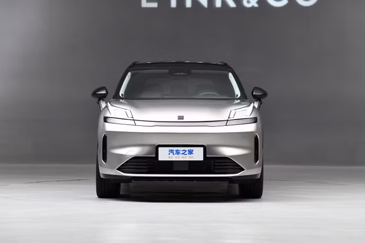 Chưa dừng ở đó, mẫu SUV Trung Quốc này còn đi kèm hệ thống Lynh Flyme Auto, mang đến hệ sinh thái ứng dụng dồi dào, cửa sổ trời toàn cảnh, hệ thống âm thanh Harman Kardon 23 loa với 4 chế độ giả lập, sạc điện thoại cắm dây 60W và sạc điện thoại không dây 50W ở hàng ghế trước cùng hệ thống đèn viền nội thất có thể thay đổi màu sắc.