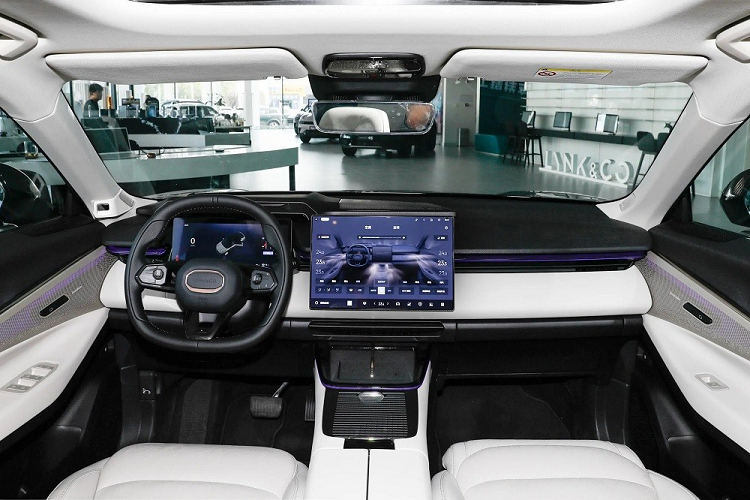 Tuy có kích thước khá lớn nhưng mẫu xe SUV Lynk &amp; Co 08 chỉ được trang bị nội thất 2 hàng ghế với 5 chỗ ngồi. Nhờ đó, hàng ghế thứ hai của xe có khoảng duỗi chân khá rộng rãi.