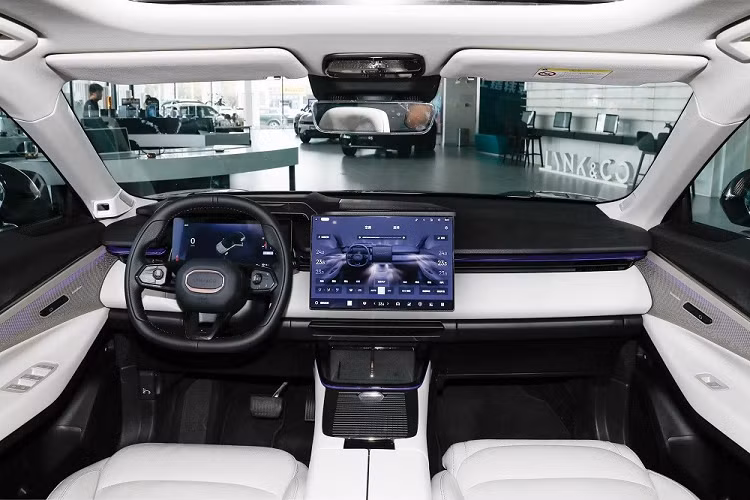 Tuy có kích thước khá lớn nhưng mẫu xe SUV Lynk &amp; Co 08 chỉ được trang bị nội thất 2 hàng ghế với 5 chỗ ngồi. Nhờ đó, hàng ghế thứ hai của xe có khoảng duỗi chân khá rộng rãi.