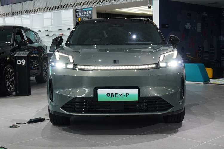 Bên dưới là cụm đèn pha thon gọn, nối với nhau bằng lưới tản nhiệt đóng kín. Ngoài ra, lưới tản nhiệt này còn tích hợp dãy đèn nhỏ với nhiều hiệu ứng ánh sáng khác nhau, tương thích với đèn LED định vị ban ngày phía trên. Tiếp theo đó là khe gió nằm dọc ở hai góc cản trước và hốc gió trung tâm cỡ lớn.