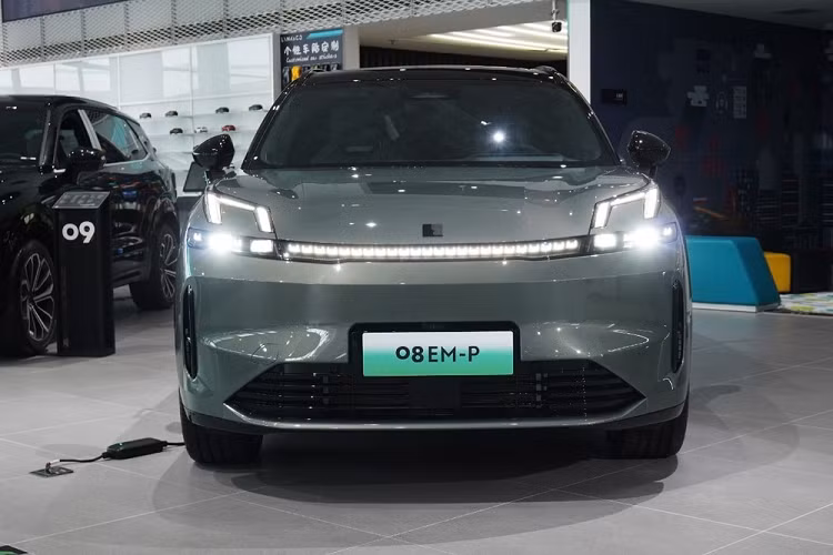 Bên dưới là cụm đèn pha thon gọn, nối với nhau bằng lưới tản nhiệt đóng kín. Ngoài ra, lưới tản nhiệt này còn tích hợp dãy đèn nhỏ với nhiều hiệu ứng ánh sáng khác nhau, tương thích với đèn LED định vị ban ngày phía trên. Tiếp theo đó là khe gió nằm dọc ở hai góc cản trước và hốc gió trung tâm cỡ lớn.