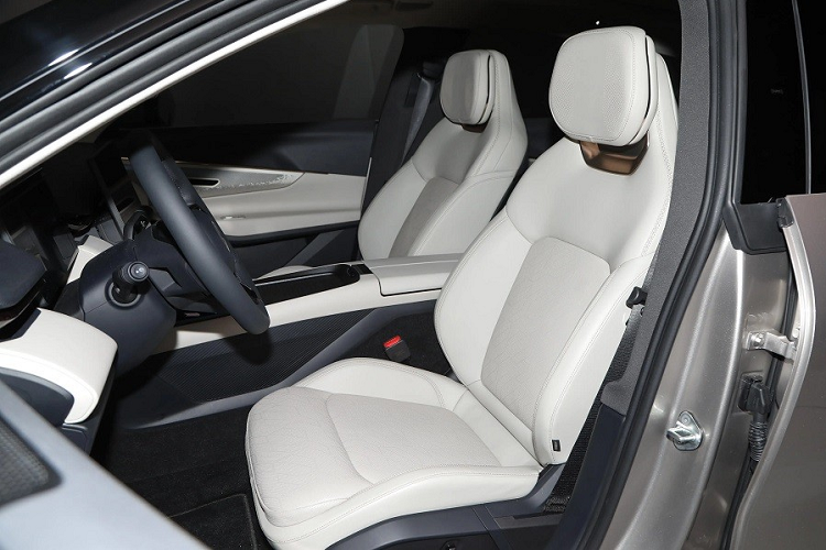 Thuộc thương hiệu cao cấp nên Lynk &amp; Co 08 đương nhiên có khá nhiều trang bị tiện nghi như ghế trước sưởi ấm/thông gió/massage, bảng đồng hồ kỹ thuật số 12,3 inch, màn hình cảm ứng trung tâm 15,4 inch dùng chip 7 NM mang tên Dragon Eagle One và màn hình hiển thị thông tin kính lái không viền 92 inch với công nghệ thực tế ảo.