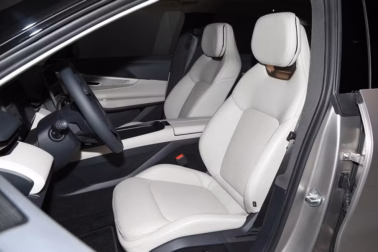 Thuộc thương hiệu cao cấp nên Lynk &amp; Co 08 đương nhiên có khá nhiều trang bị tiện nghi như ghế trước sưởi ấm/thông gió/massage, bảng đồng hồ kỹ thuật số 12,3 inch, màn hình cảm ứng trung tâm 15,4 inch dùng chip 7 NM mang tên Dragon Eagle One và màn hình hiển thị thông tin kính lái không viền 92 inch với công nghệ thực tế ảo.