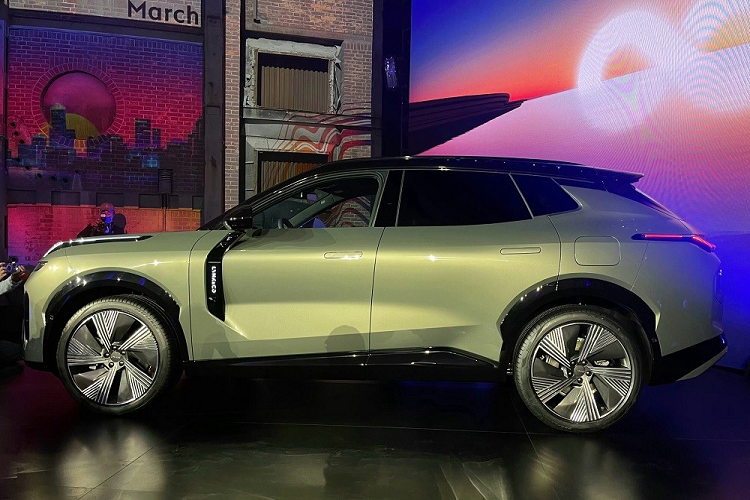 Vòng sang bên sườn, chúng ta sẽ bắt gặp khe gió màu đen nằm trên cửa trước, mang đến vẻ khỏe khoắn cho xe. Những đường cắt xẻ trên sườn xe, nóc dốc về phía sau, cửa không khung, tay nắm cửa ẩn và bộ vành hợp kim 21 inch với thiết kế khí động lực học cũng là điểm nhấn của Lynk &amp; Co 08.