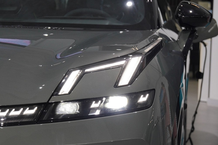 Được phát triển dựa trên cơ sở gầm bệ CMA Evo, Lynk &amp; Co 08 20-23 mới nằm trong phân khúc SUV hạng trung. Xe sở hữu kích thước dài x rộng x cao lần lượt là 4.820 x 1.915 x 1.685 mm và chiều dài cơ sở 2.848 mm. So với các mẫu xe cùng thương hiệu Lynk &amp; Co, 08 sở hữu ngoại hình khác biệt nhờ được áp dụng ngôn ngữ thiết kế hoàn toàn mới.