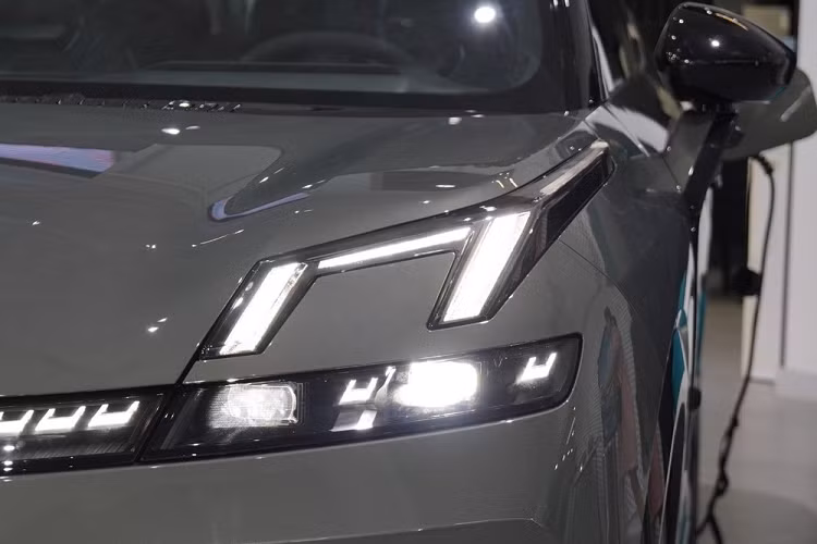 Được phát triển dựa trên cơ sở gầm bệ CMA Evo, Lynk &amp; Co 08 20-23 mới nằm trong phân khúc SUV hạng trung. Xe sở hữu kích thước dài x rộng x cao lần lượt là 4.820 x 1.915 x 1.685 mm và chiều dài cơ sở 2.848 mm. So với các mẫu xe cùng thương hiệu Lynk &amp; Co, 08 sở hữu ngoại hình khác biệt nhờ được áp dụng ngôn ngữ thiết kế hoàn toàn mới.