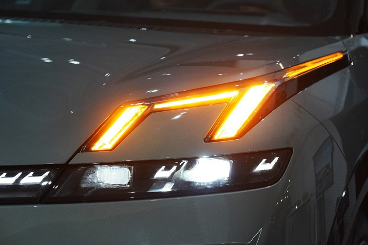 Mẫu ôtô Trung Quốc này trông khá nổi bật nhờ thiết kế đậm chất hiện đại, thể hiện qua hệ thống đèn 2 tầng trên đầu xe. Trong đó, dải đèn LED định vị ban ngày kiêm đèn báo rẽ của xe nằm phía trên, ôm lấy hai bên nắp ca-pô, và có thiết kế khá độc đáo. Dải đèn LED này kéo dài đến cột A, mang đến hiệu ứng thị giác mạnh cho Lynk &amp; Co 08.