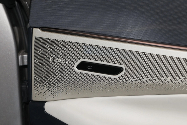 Cũng trong sự kiện mở bán, thương hiệu Lynk &amp; Co đã tung ra phiên bản giới hạn đầu tiên mang tên Limited Edition của 08 với số lượng sản xuất đúng 1.008 chiếc và giá bán 288.000 Nhân dân tệ (khoảng 952 triệu đồng).