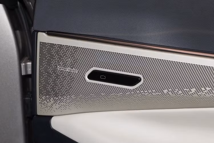 Cũng trong sự kiện mở bán, thương hiệu Lynk &amp; Co đã tung ra phiên bản giới hạn đầu tiên mang tên Limited Edition của 08 với số lượng sản xuất đúng 1.008 chiếc và giá bán 288.000 Nhân dân tệ (khoảng 952 triệu đồng).