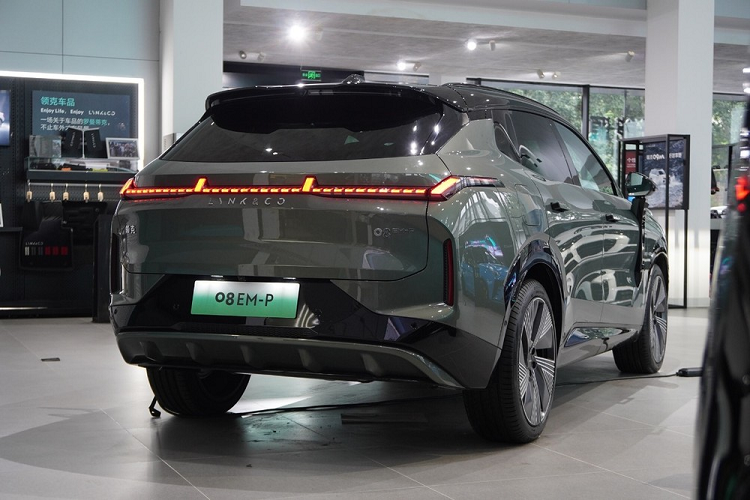 GreenLynk Automotives dự định sẽ phân phối 4 mẫu ô tô Lynk &amp; Co ở Việt Nam, bao gồm 01, 03, 05 và 09, từ tháng 10 năm nay. Trong tương lai, có thể Lynk &amp; Co 08 cũng sẽ có cơ hội về Việt Nam. Nếu về Việt Nam, mẫu xe này sẽ là đối thủ của Hyundai Santa Fe và Kia Sorento.