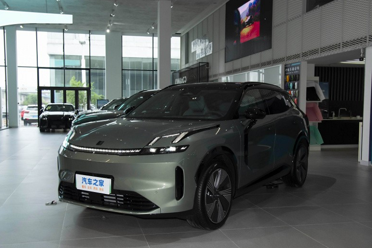 Ghế của xe được bọc bằng chất liệu da lộn tái chế và có thiết kế độc đáo. Nguồn cung cấp sức mạnh cho Lynk &amp; Co 08 là hệ truyền động plug-in hybrid, bao gồm máy xăng 4 xi-lanh, tăng áp, dung tích 1.5L và 3 mô-tơ điện, tạo ra tổng công suất hơn 436 kW (khoảng 592 mã lực) cùng mô-men xoắn cực đại 905 Nm.