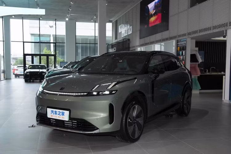 Ghế của xe được bọc bằng chất liệu da lộn tái chế và có thiết kế độc đáo. Nguồn cung cấp sức mạnh cho Lynk &amp; Co 08 là hệ truyền động plug-in hybrid, bao gồm máy xăng 4 xi-lanh, tăng áp, dung tích 1.5L và 3 mô-tơ điện, tạo ra tổng công suất hơn 436 kW (khoảng 592 mã lực) cùng mô-men xoắn cực đại 905 Nm.