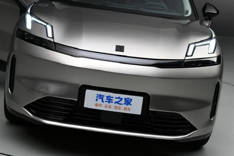 Sức mạnh này giúp xe tăng tốc từ 0-100 km/h trong thời gian 4,6 giây. Trong khi đó, cụm pin ternary lithium với dung lượng 39,6 kWh giúp xe chạy được 245 km mà không cần dùng động cơ xăng, theo chu trình thử nghiệm CLTC tại Trung Quốc. Thời gian nạp pin từ 30% lên 80% bằng sạc nhanh DC là 28 phút.