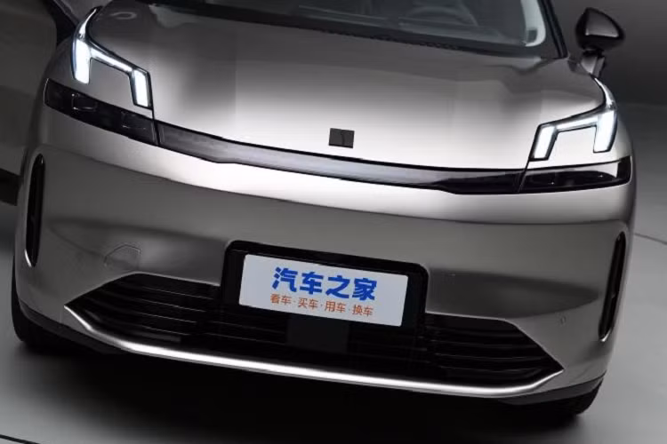 Sức mạnh này giúp xe tăng tốc từ 0-100 km/h trong thời gian 4,6 giây. Trong khi đó, cụm pin ternary lithium với dung lượng 39,6 kWh giúp xe chạy được 245 km mà không cần dùng động cơ xăng, theo chu trình thử nghiệm CLTC tại Trung Quốc. Thời gian nạp pin từ 30% lên 80% bằng sạc nhanh DC là 28 phút.