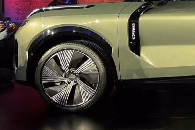 Đặc điểm nhận dạng của Lynk &amp; Co 08 Limited Edition là màu sơn tím Twilight Purple và những điểm nhấn màu vàng ánh kim Dawn Gold.Vào hôm 5/8/2023 vừa qua, Lễ ký kết hợp đồng nhập khẩu và phân phối xe ô tô Lynk &amp; Co tại thị trường Việt Nam đã chính thức diễn ra ở Hà Nội.