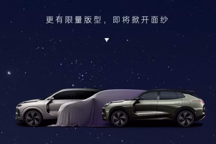 Lượng xăng tiêu thụ trung bình của xe dừng ở mức 5,5 lít/100 km. Cuối cùng là những tính năng trợ lái nâng cao hiện đại nhờ 5 radar sóng milimet, 10 camera, bản đồ độ chính xác cao và hàng loạt cảm biến xung quanh xe.