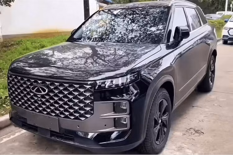 Bên trong xe được trang bị các tiện ích đầy đủ như: Vô-lăng đa chức năng 4 chấu tích hợp bánh xe điều khiển, bảng đồng hồ hình chữ nhật, màn hình điều khiển trung tâm nổi 14,8 inch, màn hình hiển thị kính chắn gió và đế sạc không dây trên bảng điều khiển trung tâm, ghế da lộn, hệ thống sưởi/thông gió/massage ghế và hệ thống âm thanh Sony.