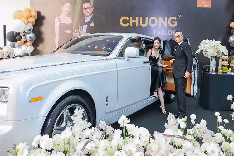 Tuy nhiên, tình yêu với thương hiệu xe siêu sang đến từ Anh quốc chưa dừng lại khi mới đây, ông đã bổ sung chiếc Rolls-Royce Phantom Spirit of Ecstasy Centenary Edition hàng hiếm sản xuất giới hạn (bản kỷ niệm 100 năm) vào bộ sưu tập của mình.