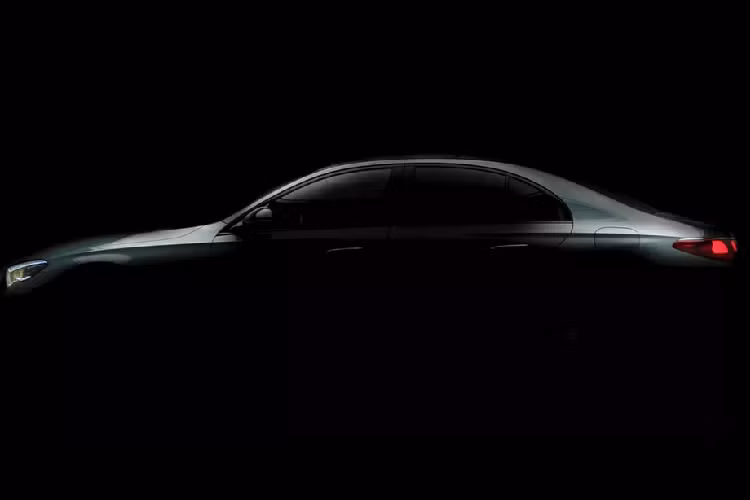 Theo đó, thế hệ mới của E-Class có thiết kế được lấy cảm hứng rất nhiều từ S-Class mới. Dễ dàng nhận thấy nhất trong bức ảnh teaser của mẫu xe sedan hạng sang Mercedes-Benz E-Class 2024 là tay nắm cửa dạng phẳng. Tiếp đến lưới tản nhiệt mạ crôm nổi bật với các đường nét góc cạnh.