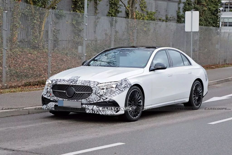 Ngoài ra, Mercedes-Benz E-Class 2024 cũng sẽ còn những tuỳ chọn khác. Tuy nhiên, trong một thông báo về kế hoạch điện khí hoá của mình, Mercedes cho biết sẽ “điện khí hóa toàn diện” các sản phẩm của mình.