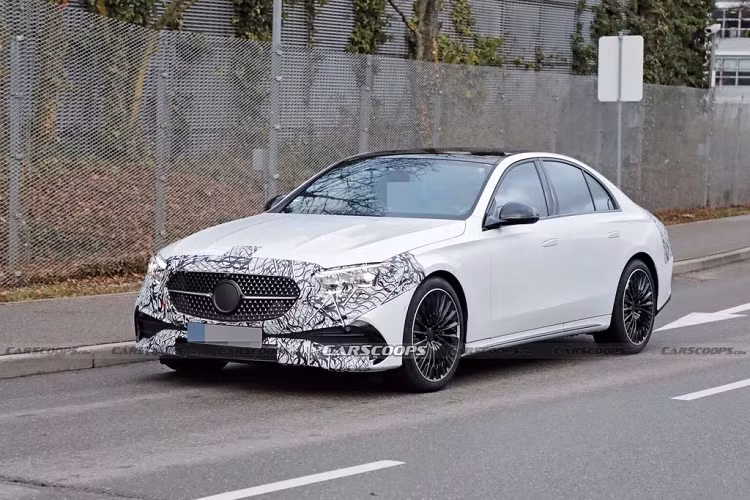 Ngoài ra, Mercedes-Benz E-Class 2024 cũng sẽ còn những tuỳ chọn khác. Tuy nhiên, trong một thông báo về kế hoạch điện khí hoá của mình, Mercedes cho biết sẽ “điện khí hóa toàn diện” các sản phẩm của mình.