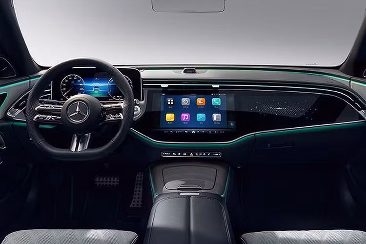Các thông tin rò rỉ trước đó cho thấy, cabin của Mercedes-Benz E-Class 2024 sẽ có những thay đổi đáng kể. Điển hình là cụm đồng hồ đo kỹ thuật số tách rời độc lập và hệ thống thông tin giải trí Hyperscreen tương tự mẫu xe EQS.