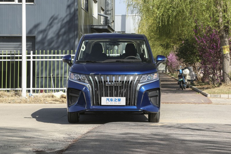 Vào cuối năm ngoái, mẫu xe MPV cỡ trung 7 chỗ ngồi do BAW (Beijing Automobile Works) sản xuất, Ace M7 đã được vén màn nhưng chưa chốt ngày ra mắt chính thức cũng như giá bán. Đến nay, khi chỉ còn gần 1 tháng nữa là đến triển lãm xe Thượng Hải, BAW Ace M7 2023 mới đã được tiết lộ giá bán cũng như các phiên bản sẽ được phân phối chính hãng.