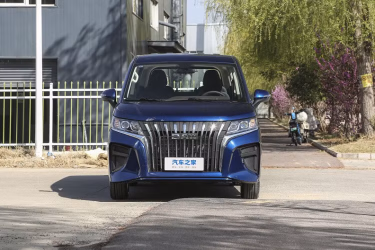 Vào cuối năm ngoái, mẫu xe MPV cỡ trung 7 chỗ ngồi do BAW (Beijing Automobile Works) sản xuất, Ace M7 đã được vén màn nhưng chưa chốt ngày ra mắt chính thức cũng như giá bán. Đến nay, khi chỉ còn gần 1 tháng nữa là đến triển lãm xe Thượng Hải, BAW Ace M7 2023 mới đã được tiết lộ giá bán cũng như các phiên bản sẽ được phân phối chính hãng.