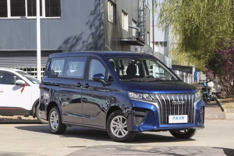 Cụ thể, có 5 phiên bản xe BAW Ace M7 sử dụng động cơ đốt trong với giá bán từ 98.800 đến 109.800 nhân dân tệ (tương đương 339 đến 377 triệu đồng). Ngoài ra, mức giá xe BAW Ace M7 2023 sẽ từ 99.800 đến 139.800 nhân dân tệ (tương đương 343 đến 481 triệu đồng) cho 4 phiên bản sử dụng động cơ CNG (Compressed Natural Gas).