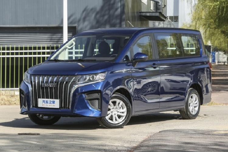 Thú vị hơn, mẫu xe MPV BAW Ace M7 2023 có 2 kích cỡ, khách hàng có thể lựa chọn cách bố trí 2 chỗ, 5 chỗ (2+3), 7 chỗ (2+2+3) và 9 chỗ (2+2+2+3). Kích thước tiêu chuẩn của xe là 4.880/1.870/1.950 mm với chiều dài cơ sở 2.880 mm. Riêng mẫu xe BAW Ace M7 bản 9 chỗ có chiều dài 5.230 mm và chiều dài cơ sở 3.200 mm.