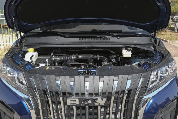 Nội thất BAW Ace M7 đi kèm vô-lăng 3 chấu đa chức năng, màn hình kép 10,25 inch gồm bảng đồng hồ và màn hình điều khiển trung tâm hỗ trợ nhận diện giọng nói, nhưng trải nghiệm thực tế không ấn tượng vì được thiết kế ẩn vào trong, ghế ngồi bọc da, hệ thống âm thanh đến từ 6 loa.