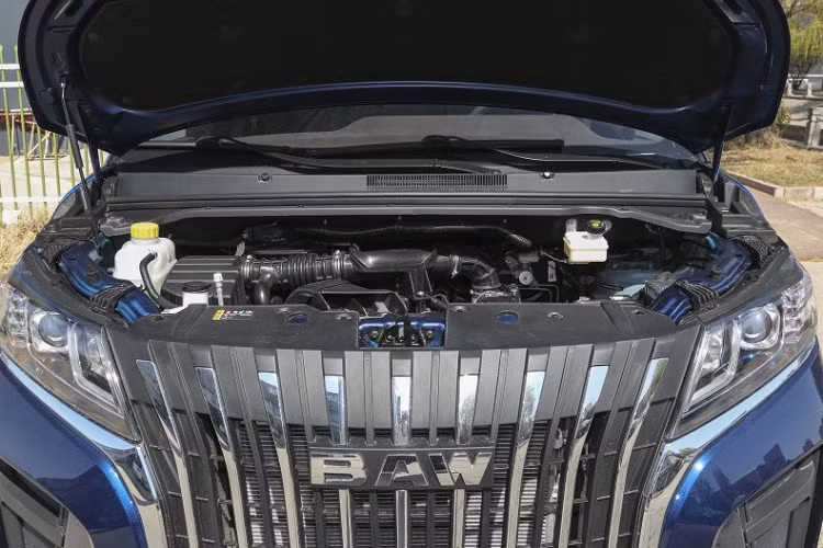 Nội thất BAW Ace M7 đi kèm vô-lăng 3 chấu đa chức năng, màn hình kép 10,25 inch gồm bảng đồng hồ và màn hình điều khiển trung tâm hỗ trợ nhận diện giọng nói, nhưng trải nghiệm thực tế không ấn tượng vì được thiết kế ẩn vào trong, ghế ngồi bọc da, hệ thống âm thanh đến từ 6 loa.