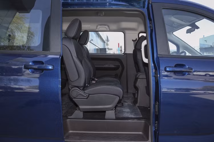 Xe sở hữu lưới tản nhiệt cỡ lớn được trang trí bằng các sọc mạ chrome tích hợp đèn pha hai bên. Hốc gió to lớn. Bản tiêu chuẩn có vành 16 inch, 5 chấu kép. Cốp xe được trang bị một cánh lướt gió nhỏ, logo BAW nằm bên dưới kính chắn gió phía sau.