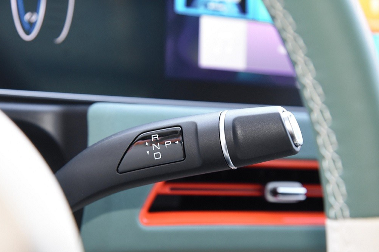 Tại đây, xe được trang bị đèn pha hình bầu dục, tích hợp dải đèn LED định vị ban ngày, hốc gió trung tâm hình chữ nhật và 2 khe gió hình giọt nước với viền mạ crôm. Ngay cả vành la-zăng với thiết kế 5 chấu của Good Cat 2023 cũng không thay đổi so với phiên bản cũ và khá giống xe Porsche.