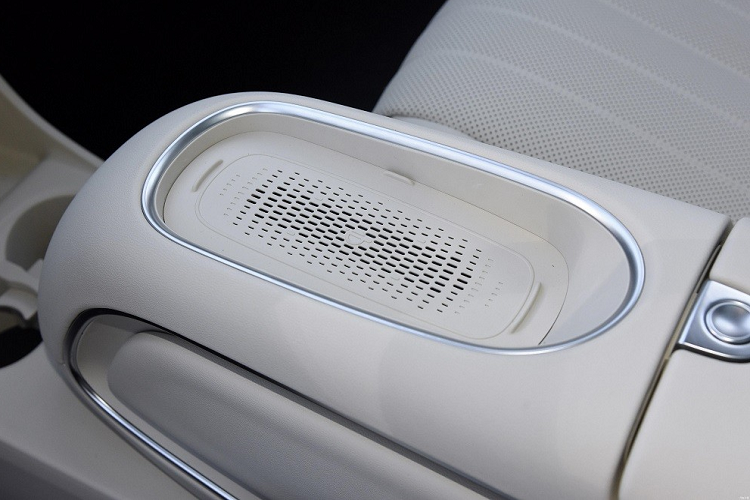 Đằng sau xe là dải đèn hậu nằm vắt ngang bên dưới kính chắn gió độc đáo. Bên trong Ora Good Cat 2023 là không gian nội thất chỉ thay đổi nhẹ. Theo đó, Ora Good Cat mới không dùng núm xoay chuyển số nằm giữa 2 ghế trước như cũ. Ở phiên bản mới, xe được trang bị cần số nằm phía sau vô lăng.