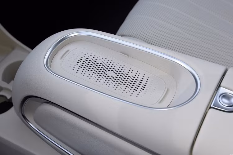 Đằng sau xe là dải đèn hậu nằm vắt ngang bên dưới kính chắn gió độc đáo. Bên trong Ora Good Cat 2023 là không gian nội thất chỉ thay đổi nhẹ. Theo đó, Ora Good Cat mới không dùng núm xoay chuyển số nằm giữa 2 ghế trước như cũ. Ở phiên bản mới, xe được trang bị cần số nằm phía sau vô lăng.