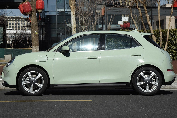 Bước sang phiên bản 2023, Ora Good Cat chạy điện vẫn giữ nguyên thiết kế ngoại thất như trước. Mẫu xe này được thiết kế tròn trịa và mượt mà với khá ít đường dập gân hay cắt xẻ. Khu vực đầu xe của Ora Good Cat 2023 khá giống với các mẫu ôtô hạng sang Porsche.