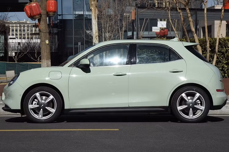 Bước sang phiên bản 2023, Ora Good Cat chạy điện vẫn giữ nguyên thiết kế ngoại thất như trước. Mẫu xe này được thiết kế tròn trịa và mượt mà với khá ít đường dập gân hay cắt xẻ. Khu vực đầu xe của Ora Good Cat 2023 khá giống với các mẫu ôtô hạng sang Porsche.